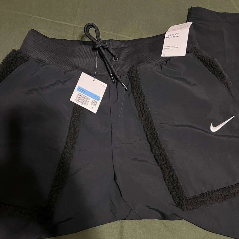 Nike Women's
Sportswear Essential
Woven High Rise Pants size small - Picture 2 of 9